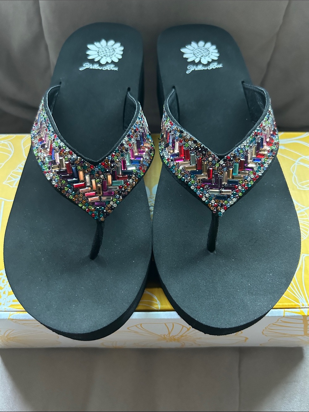 Yellowbox Skyllah multicolor stone flip flip size 8.5 NEW
